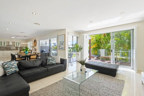 Great family waterfront holiday home