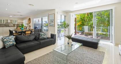 Great family waterfront holiday home