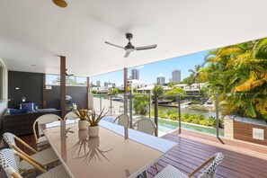 Outdoor dining - Great family waterfront holiday home (Gold Coast)