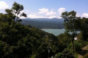 A mountainous landscape with dense forest and a lake. - Chalet los Cuatro Manguitos for 10 people 5 min away from lake & downtown (Valle de Bravo)
