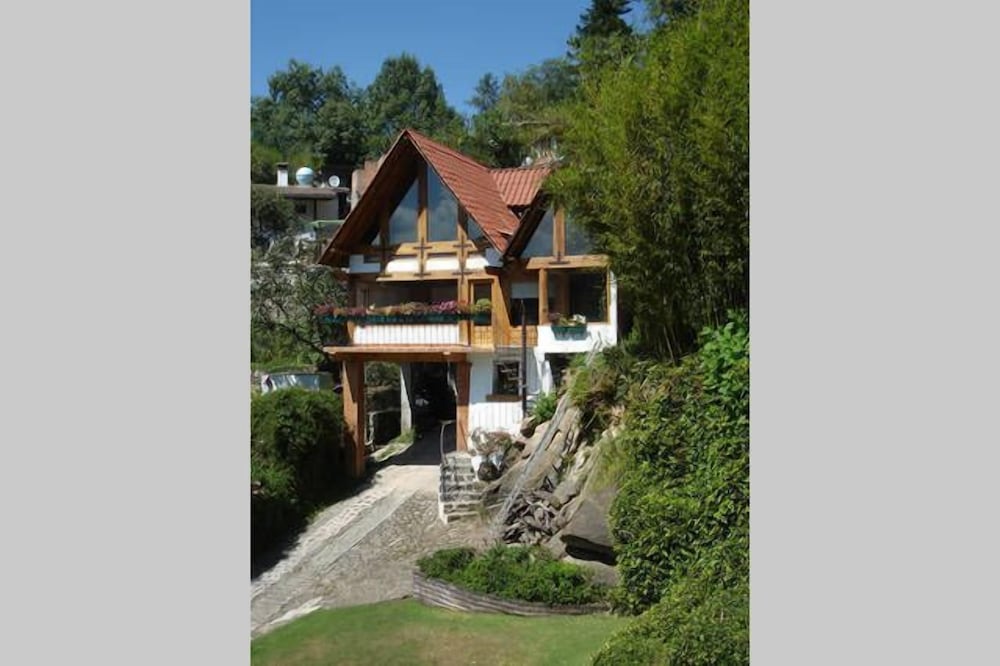 Chalet los Cuatro Manguitos for 10 people 5 min away from lake & downtown