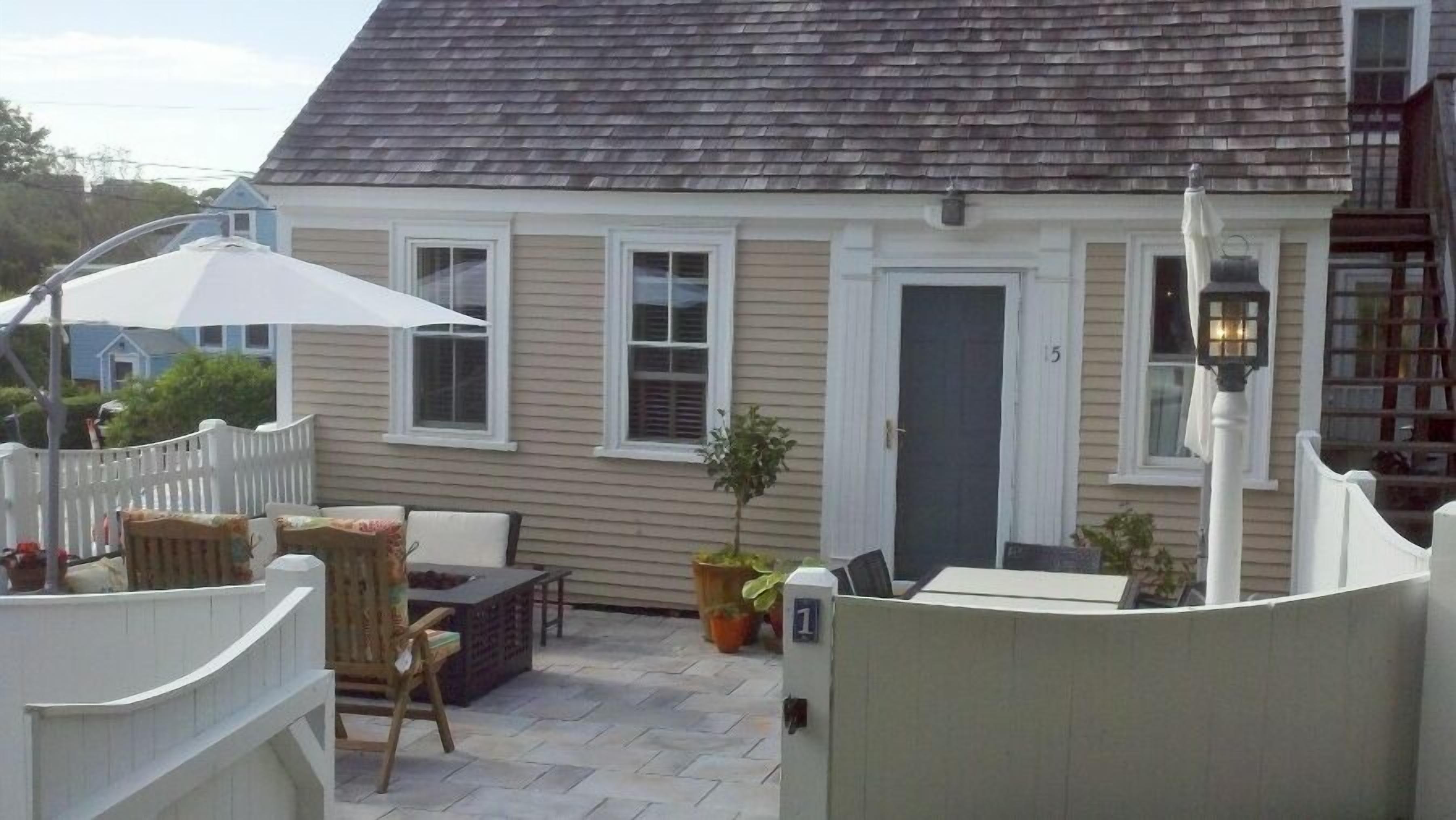 Charming 2 bedroom condo with excellent location in the heart P-town