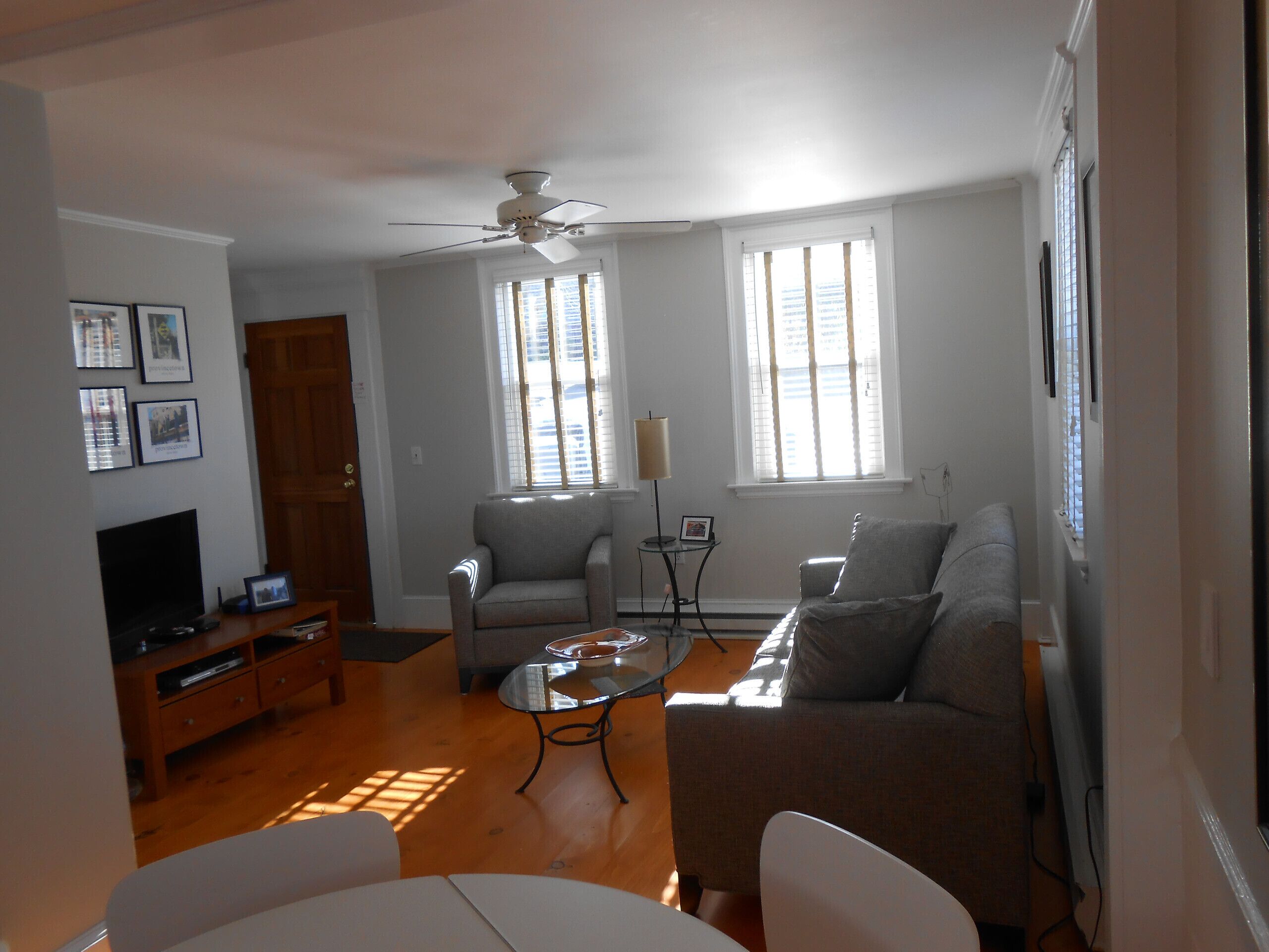 Charming 2 bedroom condo with excellent location in the heart P-town