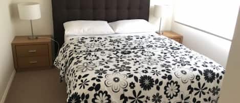 3 habitaciones, tabla de planchar con plancha y cuna de viaje