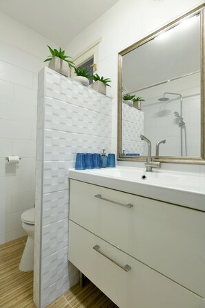 Secadora de cabello, toallas, papel de baño 