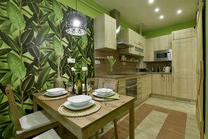 Frigorifero, microonde, forno, piano cottura