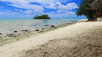 Ubicación cercana a la playa y toallas de playa