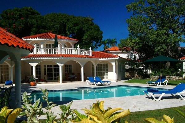 Rear view of villa w/private pool!