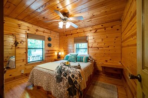 2 bedrooms, bed sheets - Peckerwood Knob Sunset Cabin; Mountaintop seclusion in SE Oklahoma; Great View (Smithville)