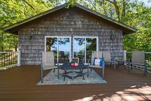 Outdoor dining - Peckerwood Knob Sunset Cabin; Mountaintop seclusion in SE Oklahoma; Great View (Smithville)