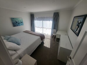 4 slaapkamers, een strijkplank/strijkijzer, internet, beddengoed