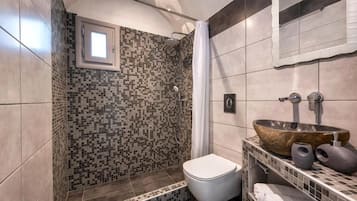 Superior Room | Bathroom | Shower, rainfall showerhead, hair dryer, towels