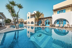 Seasonal outdoor pool, pool loungers - Villa Eleftheria (Santorini)