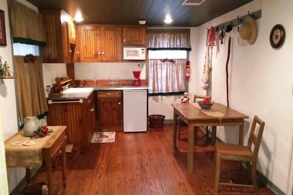 Kühlschrank, Mikrowelle, Wasserkocher mit Kaffee-/Teezubehör, Toaster