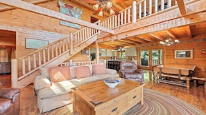 Tv, eldstad, dvd-spelare och en stereo