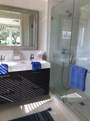 Bathtub, hair dryer, towels, toilet paper