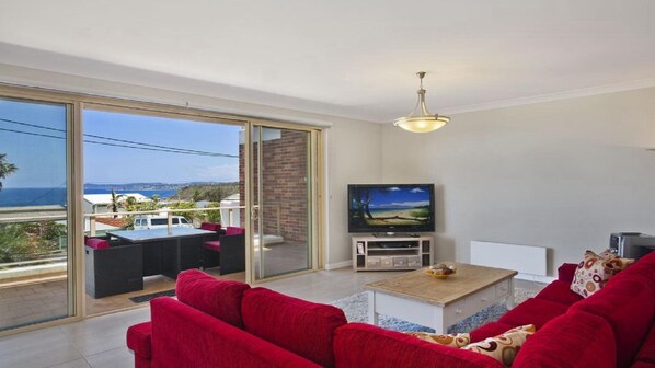TV - VISTA DI MARE | Short walk to beach | Accom Holidays (FORRESTERS BEACH)