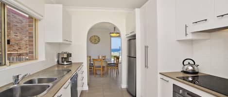 Microonde, forno, piano cottura, lavastoviglie