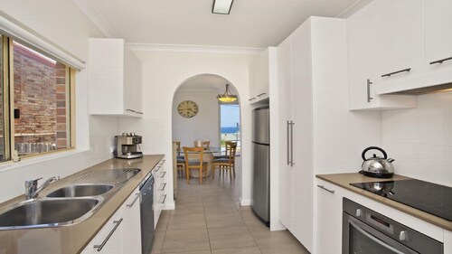 VISTA DI MARE | Short walk to beach | Accom Holidays