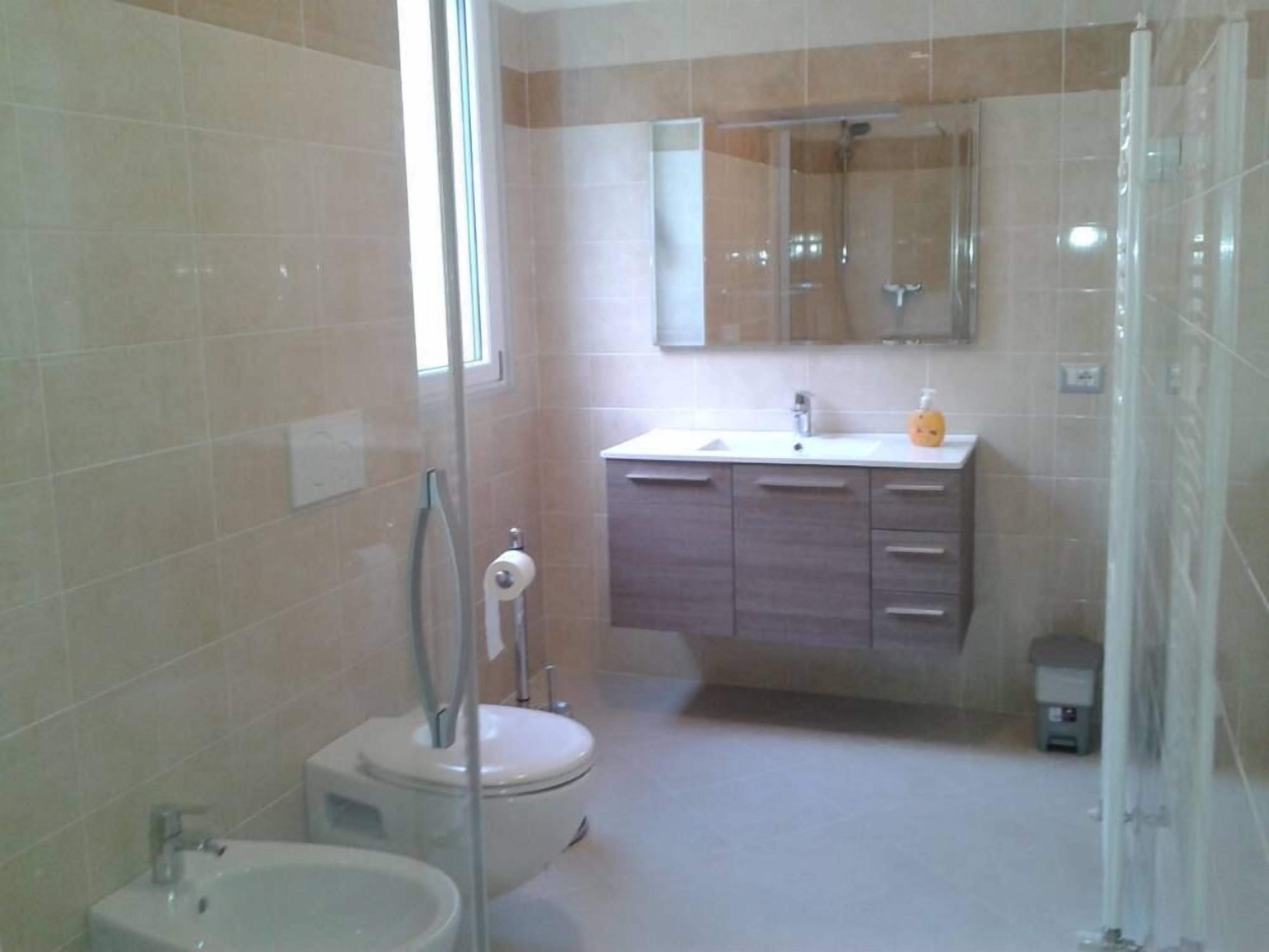 Een douche, een haardroger, handdoeken