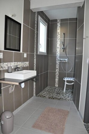 Dusj, hårføner, håndklær og toalettpapir