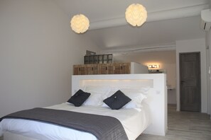 6 slaapkamers, een bureau, een strijkplank/strijkijzer, wifi