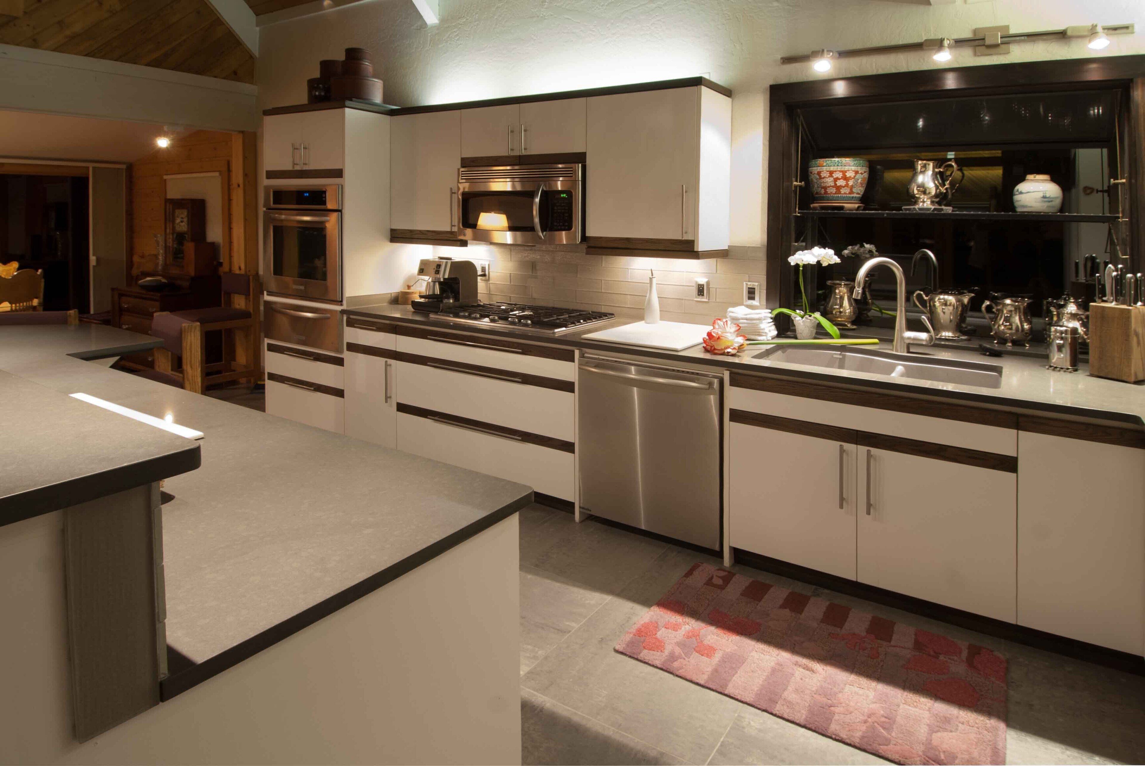  Fantastic view of Bend with pickleball and basket ball court