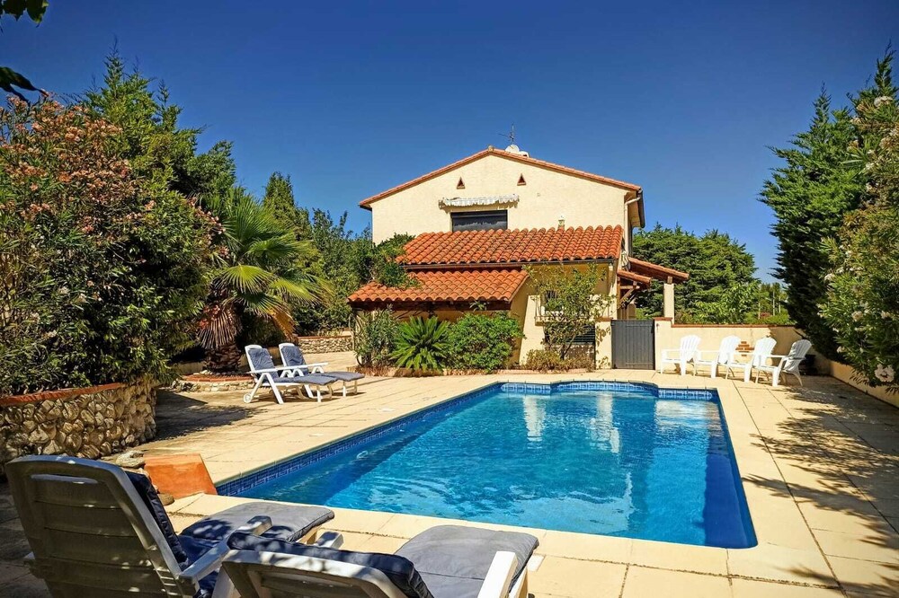 Ist floor apartment in Detached Villa, with large private enclosed pool area