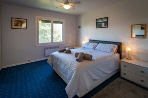 2 bedrooms, in-room safe, iron/ironing board, travel cot - Detached Villa - spacious 1st floor apartment. Swimming pool with large terrace  (Laroque-Des-Albères)