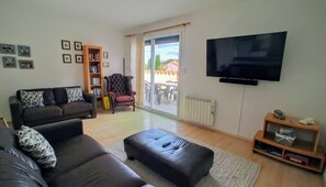 TV, DVD player, books, music library - Detached Villa - spacious 1st floor apartment. Swimming pool with large terrace  (Laroque-Des-Albères)