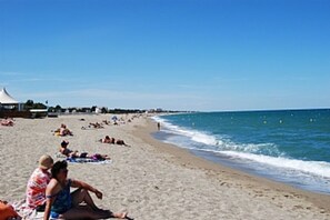 Sun-loungers - Detached Villa - spacious 1st floor apartment. Swimming pool with large terrace  (Laroque-Des-Albères)