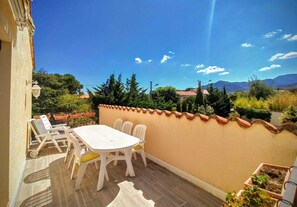 Outdoor dining - Detached Villa - spacious 1st floor apartment. Swimming pool with large terrace  (Laroque-Des-Albères)