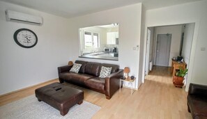 TV, DVD player, books, music library - Detached Villa - spacious 1st floor apartment. Swimming pool with large terrace (Laroque-Des-Albères)