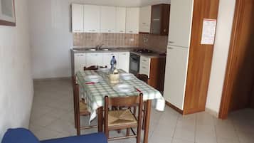 Een koelkast, een magnetron, een oven, een kookplaat