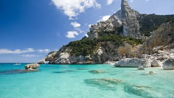 Una spiaggia nelle vicinanze