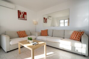 Smart TV, lareira, livros, aparelho de som