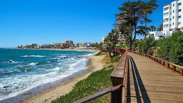 Vlak bij het strand, ligstoelen, strandlakens