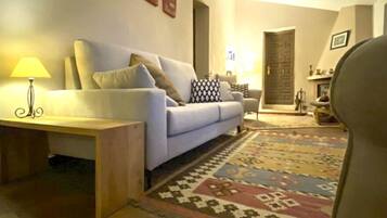 TV, peis, DVD-spiller og bøker