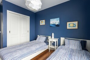 5 bedrooms, iron/ironing board, WiFi, bed sheets