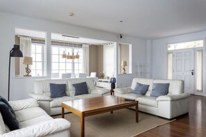 Smart-TV, Kamin, Videospiele, DVD-Player