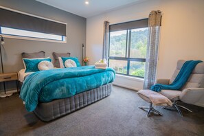 4 bedrooms, iron/ironing board, free WiFi, bed sheets