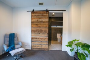 Interior - 27 On Mountbatten, Bright (Bright)