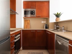 Frigorífico, microondas, horno y lavavajillas