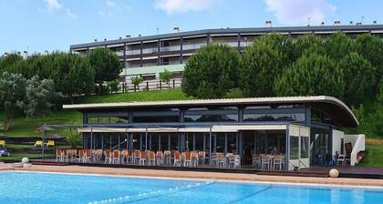 Large recently renovated 3 Bed Apartment With Pool Views & WiFi