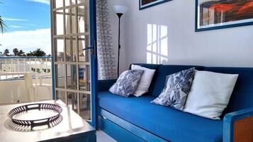 Smart TV, DVD player, books, stereo