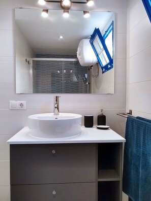 Bathtub, hair dryer, towels