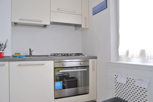 Fridge, oven, stovetop, coffee/tea maker