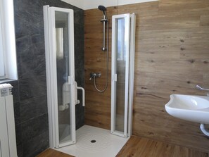 Dusche, Bidet, Handtücher