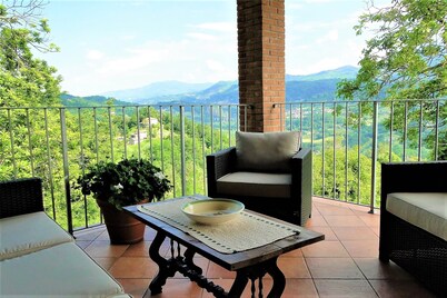 Cottage and house, private pool, hot tub, stunning views. WIFI. Ideal for groups