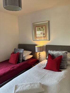 2 habitaciones, tabla de planchar con plancha, wifi y ropa de cama 